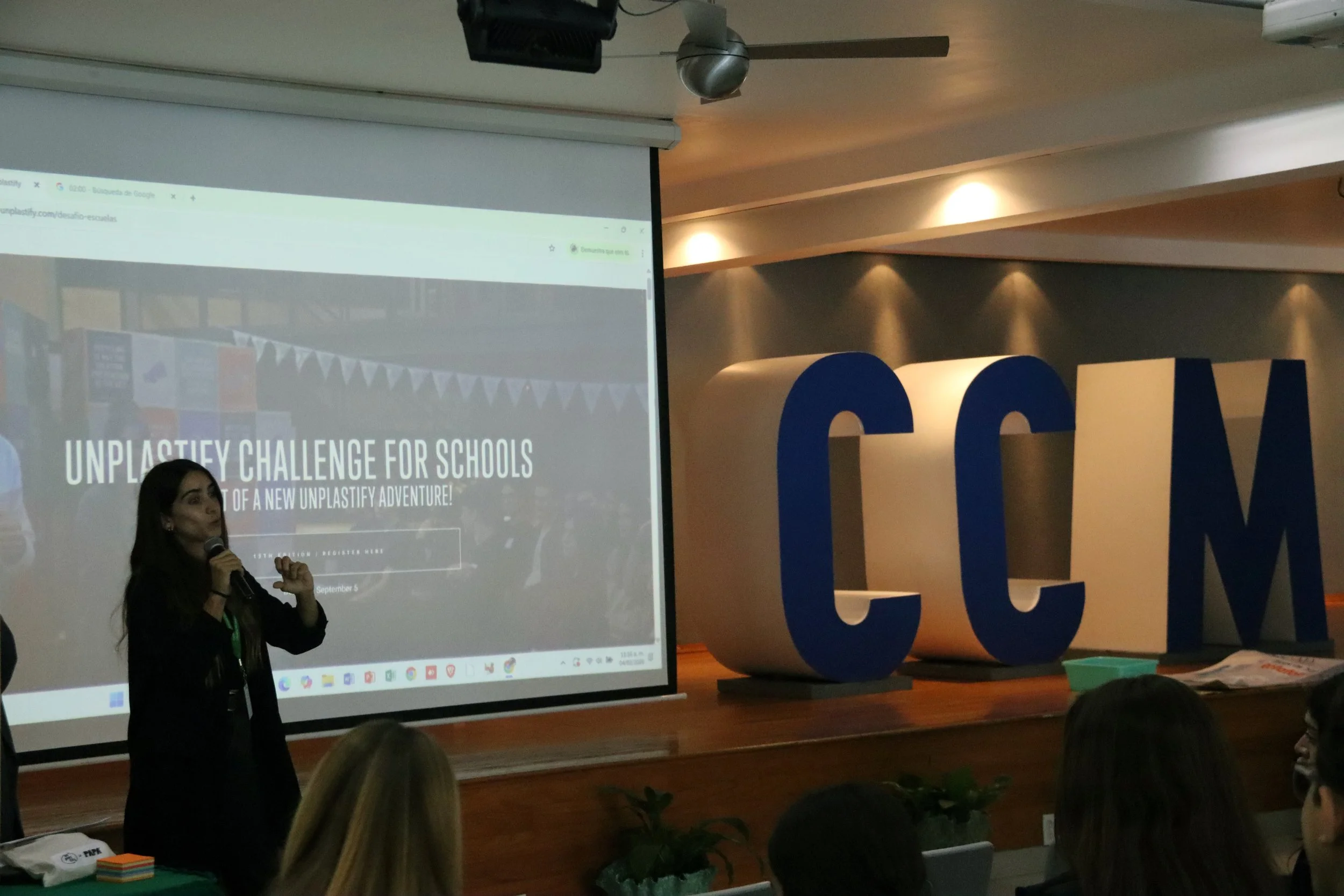 Delfina Tertzakian, Líder de Educación de Unplastify brindando una charla a estudiantes durante la Semana de las Ciencias en Ciudad de México