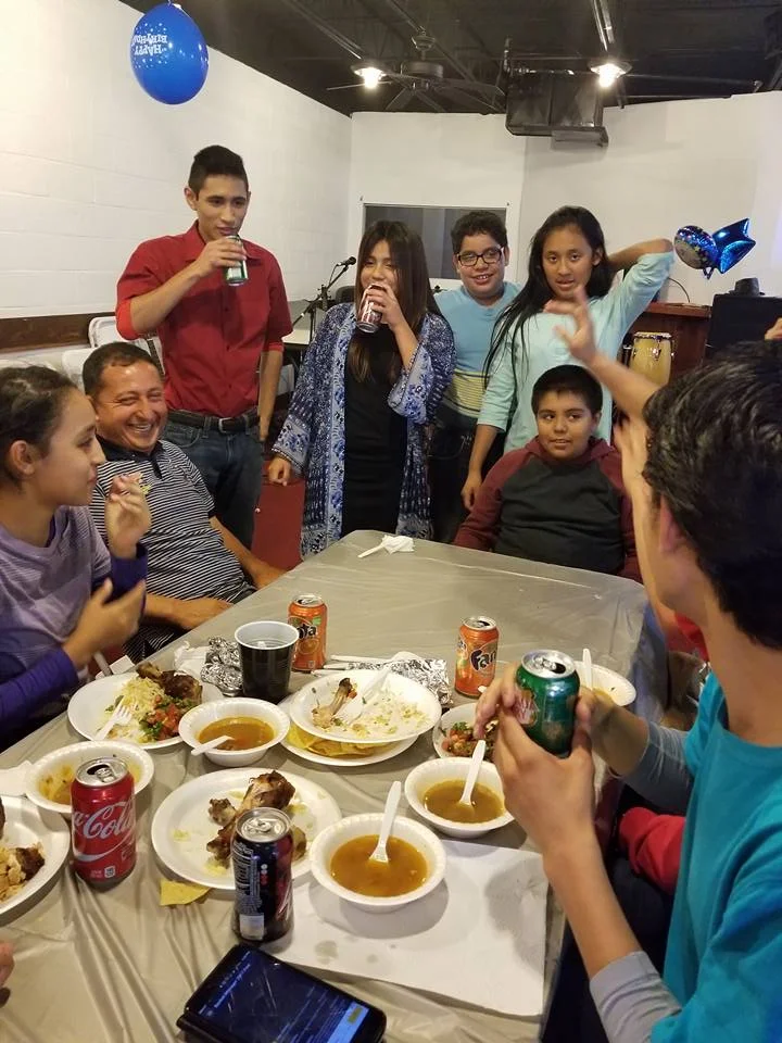 Jovenes En La Prueba de Comida. Muy Contentos!