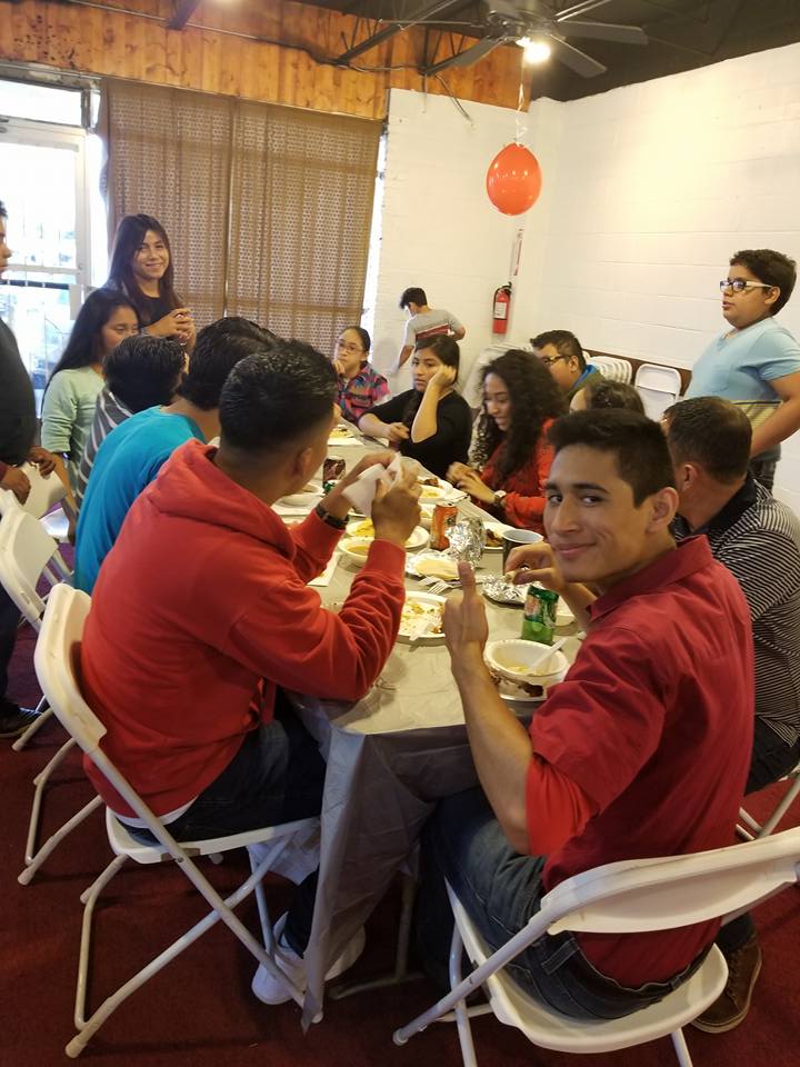 Jovenes Pasando La Prueba de Comida. JAJA!