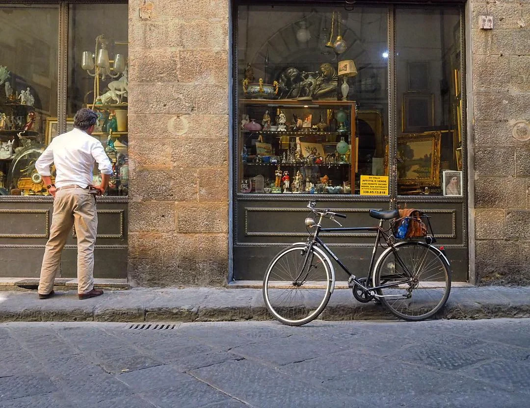street_manbikewindow_italy.jpg