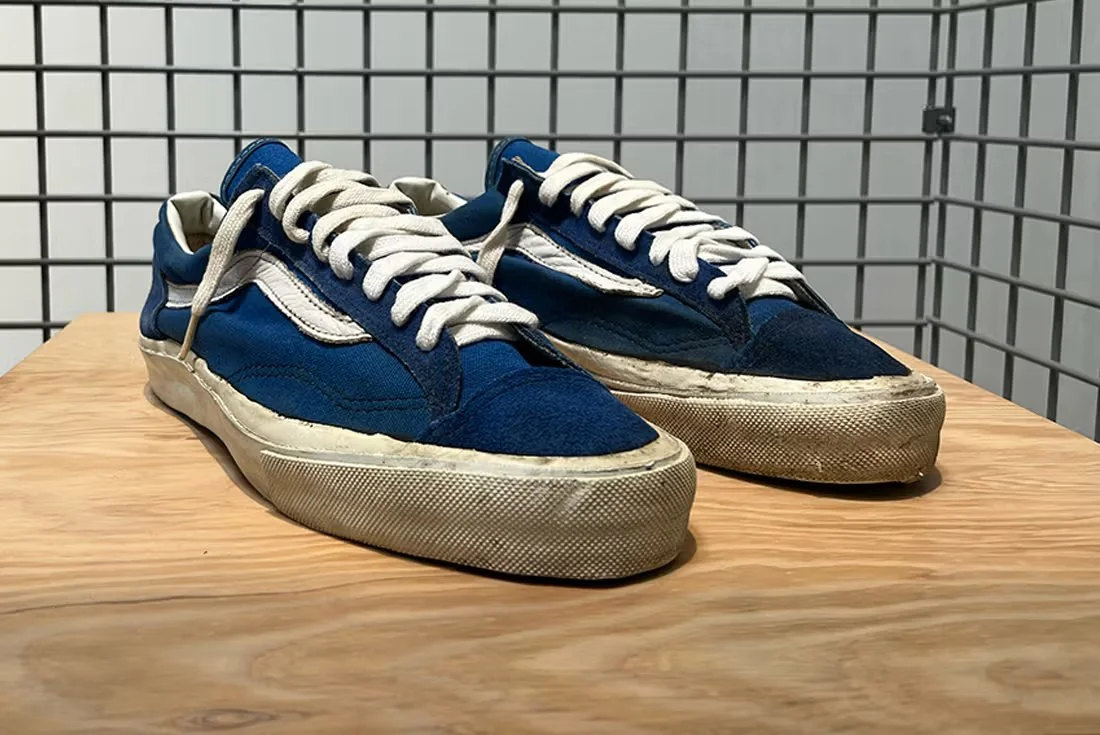 Served up to skaters with a waffle sole, the Old Skool’s diamond-shaped pattern clung to grip tape like thick Canadian maple syrup. Built with Vans’ signature vulcanised rubber sole, a process where rubber is heated with sulfur to create cross-