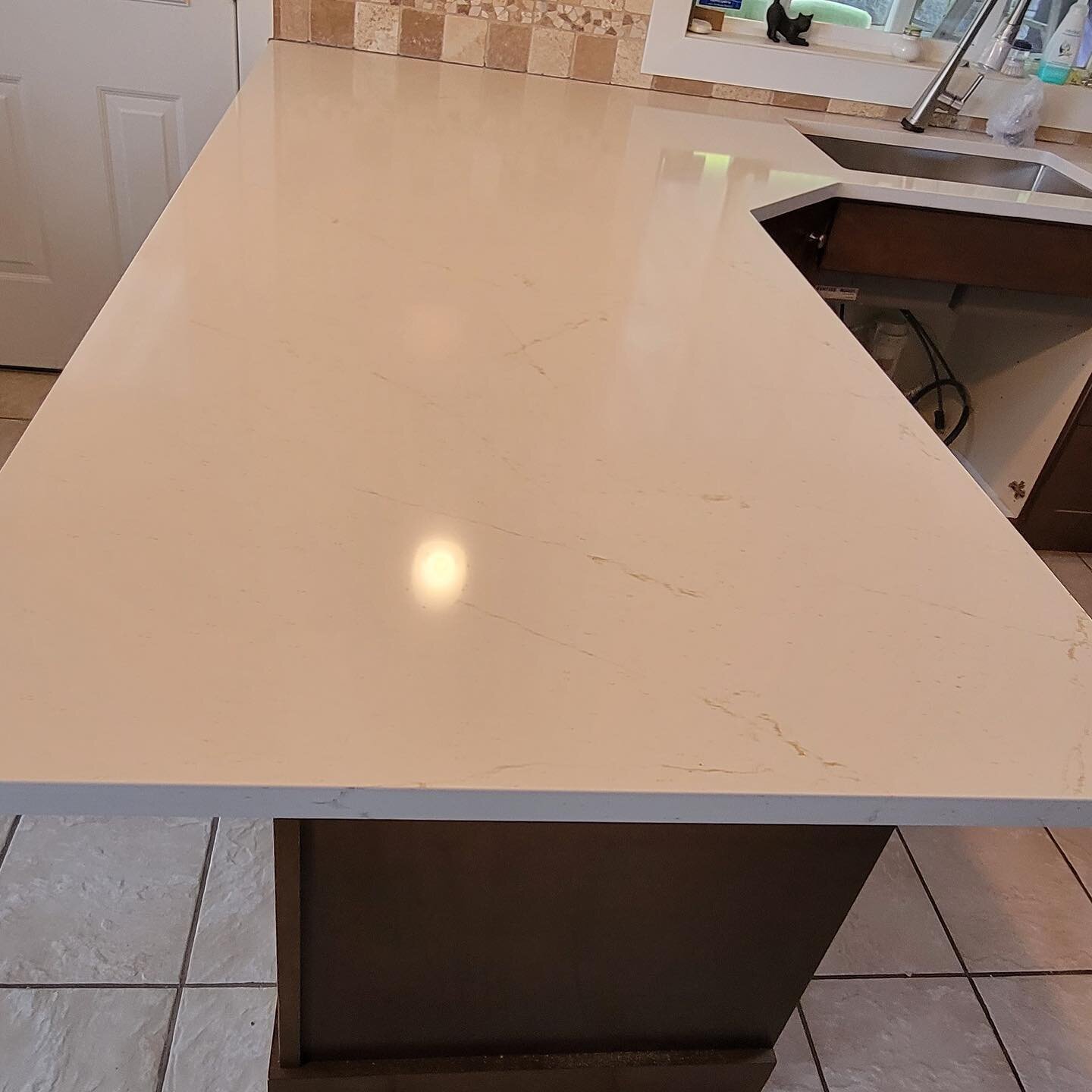 When working with pre-existing designs: update your countertops to meet tones but also provide a fresh look! This kitchen was revitalized with Silestone Eternal Marfil Quartz Countertops. 
.
.
.
.
.
.
#revitastone #revitastonecountertopskelowna #sile