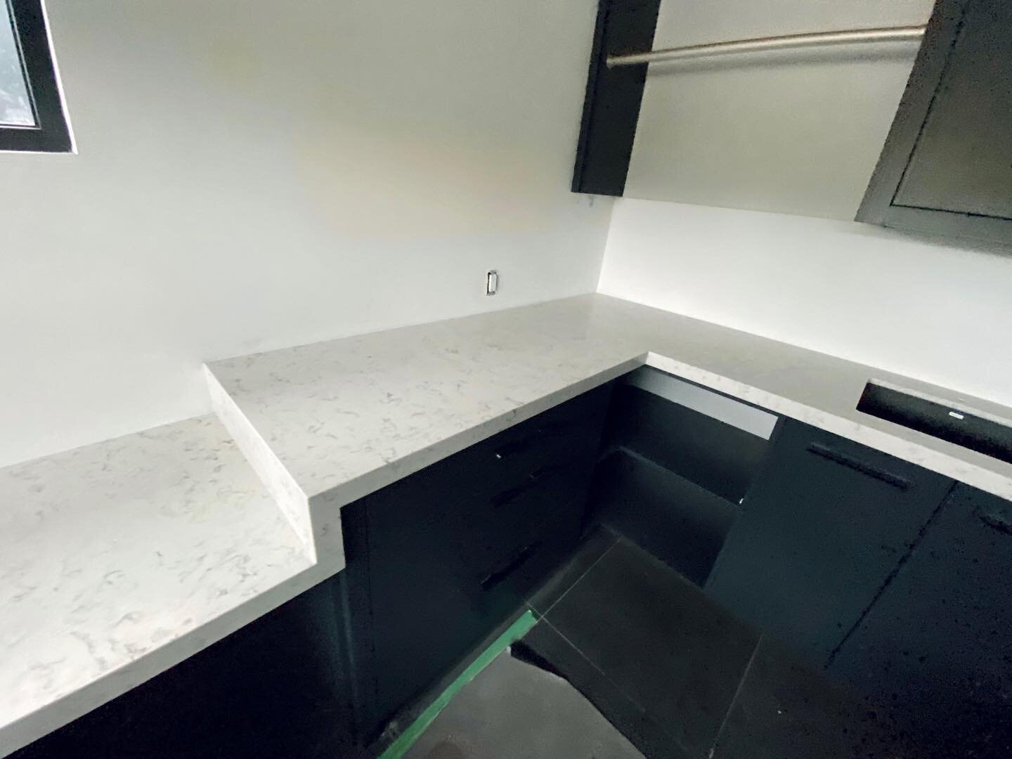 This laundry room has style. Featuring Silestone Lyra Quartz Countertops in the Suede finish with a miter waterfall transition including a miter edge thickness for a chunkier feel. 
.
.
.
.
.
#revitastonecountertopskelowna #revitastone #quartz #quart