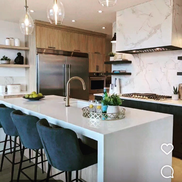 Dekton Entzo cladded hood vent with Caesaratone Blizzard thick miter waterfall island makes your neighbours jealous when they enjoy wine in your kitchen 😉 Make your neighbours drool by visiting us at RevitaStone !!
.
.
.
.
.
.
.
#revitastone #revita