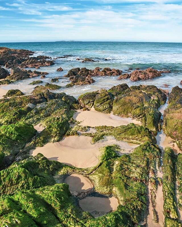 FRIDAY 🌊 This is what mine looked like! This is taken at Duesbury&rsquo;s Beach looking out towards Montague Island. Montague Island Nature Reserve is home to hundreds of seals. You can even stay in a heritage lighthouse keeper&rsquo;s cottage. #far