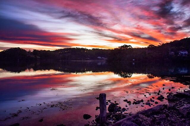 MIRROR IMAGE | ⚖️ Sunset over Wagonga Inlet never disappoints. It&rsquo;s always so glassy and the reflections are on point! #visitnarooma #sunset ✖️
✖️
✖️
#eurobodalla #holidayherethisyear #sky_brilliance #sapphirecoast #sapphirecoastnsw #sapphiresn