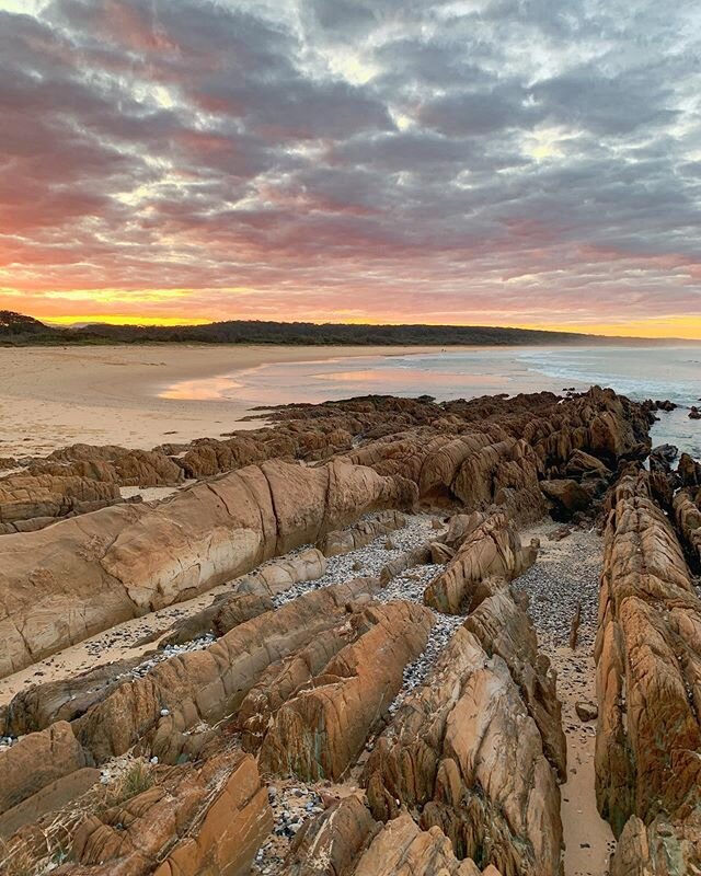 LITTLE RIPPER 💫 Sunset was a pretty little thing, tonight! But I forgot my Nikon camera! 🤦🏻&zwj;♀️ Lucky my iPhone can take a picture! #shotoniphonexs #sunset_ig ✖️
✖️
✖️
#dalmeny #dalmenybeach #bigdal #farsouthcoastnsw #eurobodalla #narooma #lake