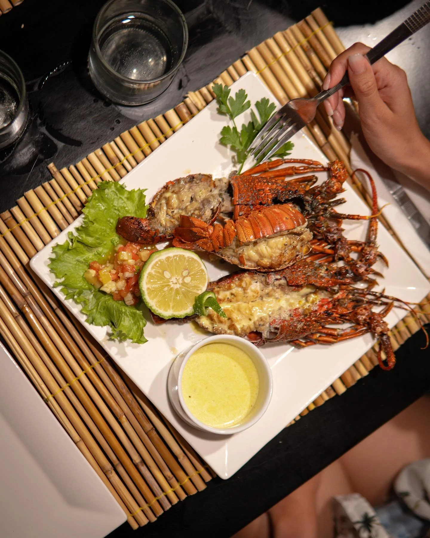 In our sustainable seafood restaurant you can eat carefully chosen seafood with good conscious.

We&rsquo;re open every day 7-21🍽️

Photos🙏 @ilfulvioz &amp; @saralvt_ 

.
.
.
.
.
#beachrestaurant #toforestaurant #tofobeach #tofomozambique #tofo #se