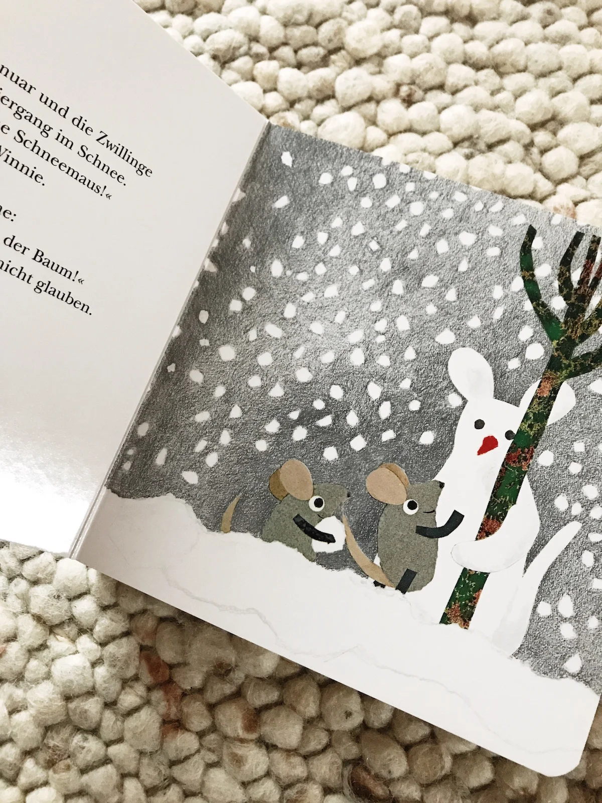 Beim Schneemaus-Bauen entdecken Winnie und Willy Rudi, den Baum.