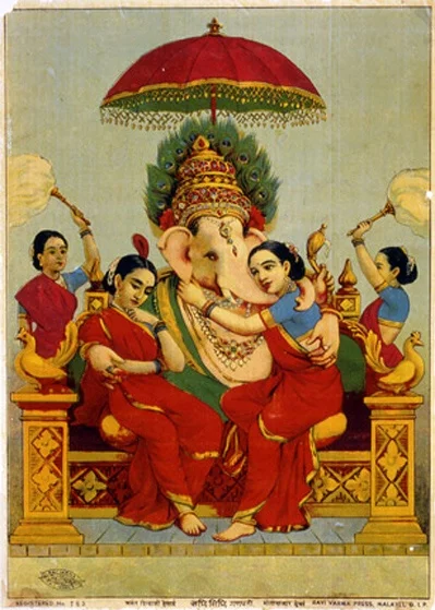 Ganesha med konene Siddhi og Riddhi. Maleri av Raja Ravi Varma. Fra WikiCommons .
