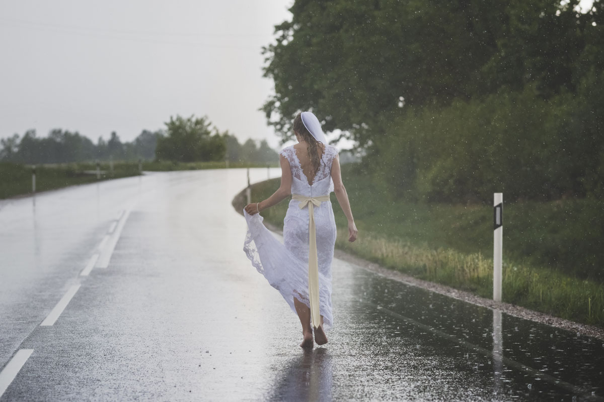 wedding-photos-101-rainy-wedding-photo.jpg