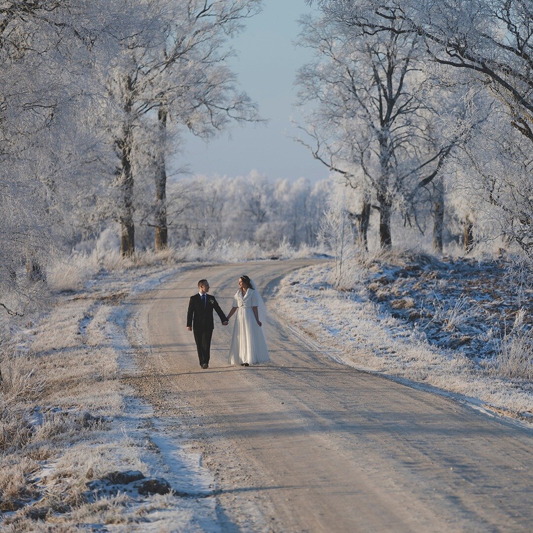 Kui Sinu pulmas tuleks umbes -20 kraadi, mida teeksid? Dianat ja Arnot k&uuml;lm igaljuhul tagasi ei hoidnud 😎

#rosenvaldphotography #weddinginspiration #weddingstory #realweddings #europeweddingphotographer #canon_photos #weddingstyle #fearlesspho