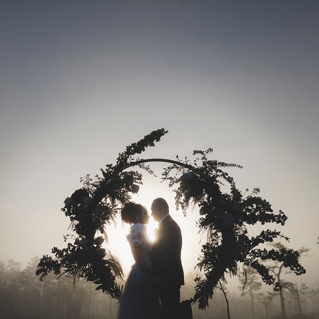 Uuhh, see oli eriline hommik. Katrin ja Marek abiellusid kell 04 hommikul Viru rabas ja meile kingiti k&otilde;ige ideaalsem ja m&uuml;stilisem ilm, mida tahta 😲

#rosenvaldphotography #weddinginspiration #weddingstory #realweddings #europeweddingph