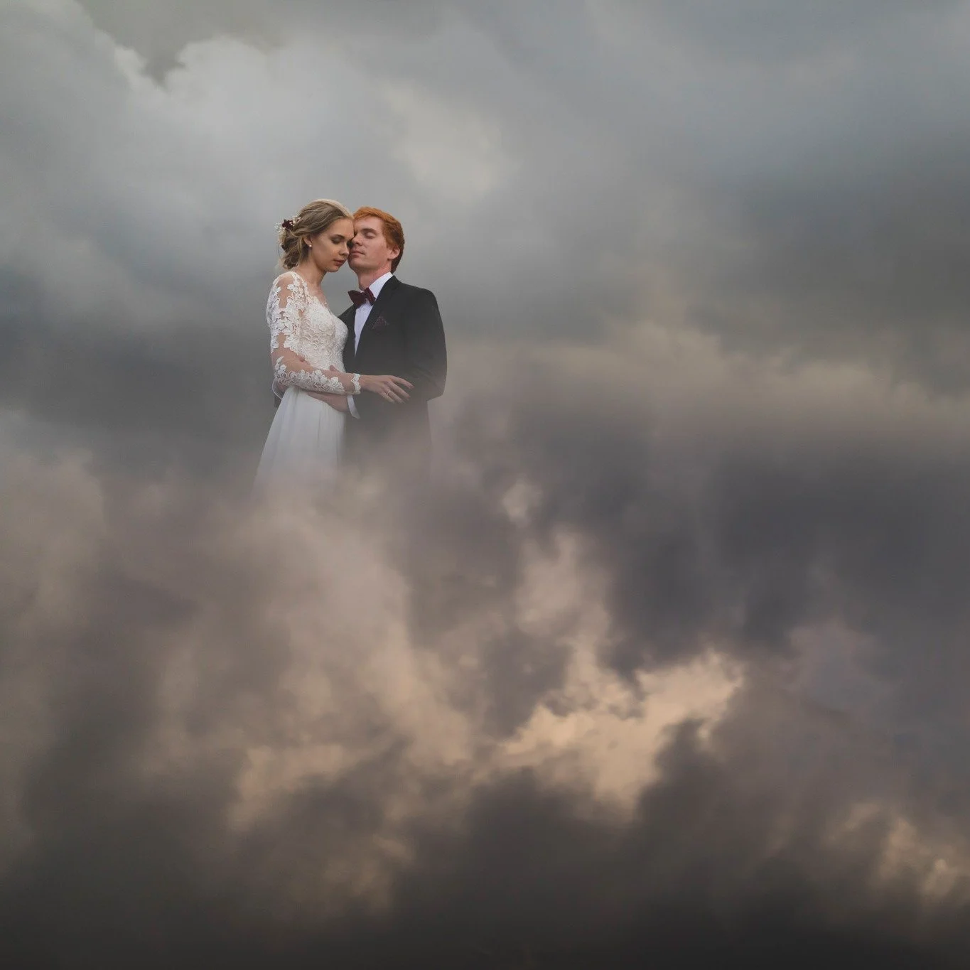 Taevas m&auml;ngib 😍

#rosenvaldphotography #weddinginspiration #weddingstory #realweddings #europeweddingphotographer #canon_photos #weddingstyle #fearlessphotographers #visitestonia #junebugweddings #adventurouswedding
#chasinglight #estonia #thek