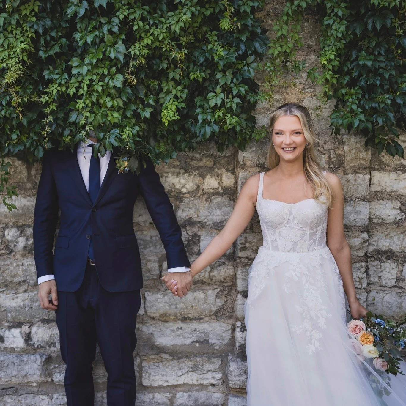 Raili ja Louis. Imeline paar, kellega seiklesime Tallinna vanalinnas nende pulmap&auml;eval 😍

#rosenvaldphotography #weddinginspiration #weddingstory #realweddings #europeweddingphotographer #canon_photos #weddingstyle #fearlessphotographers #visit