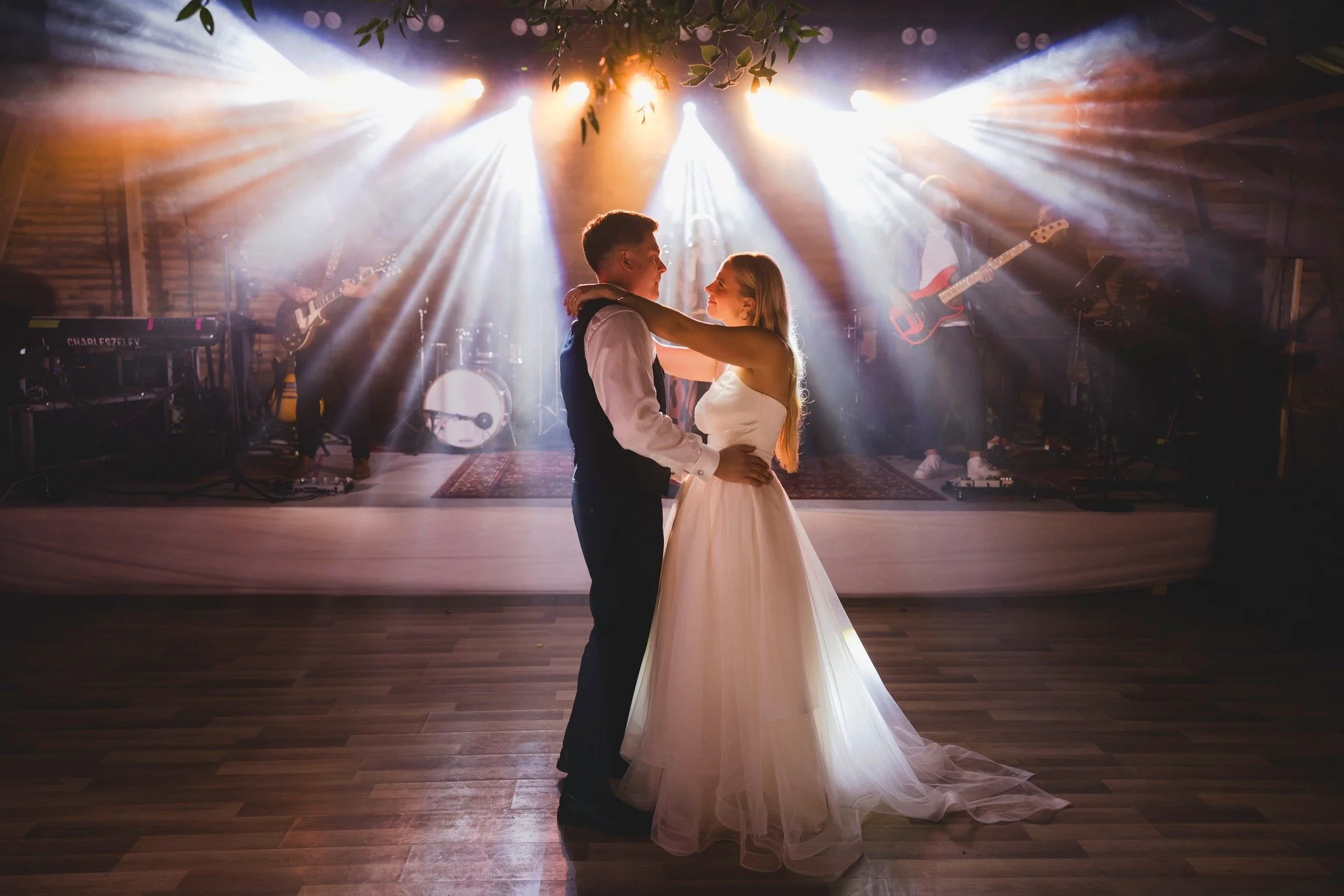 &quot;Meil peo ajaks fotograafi vaja pole, saame telefoniga ka tantsupilte...&quot;

&Auml;kki ikka tasub? 🤔

#rosenvaldphotography #weddinginspiration #weddingstory #realweddings #europeweddingphotographer #canon_photos #weddingstyle #fearlessphoto