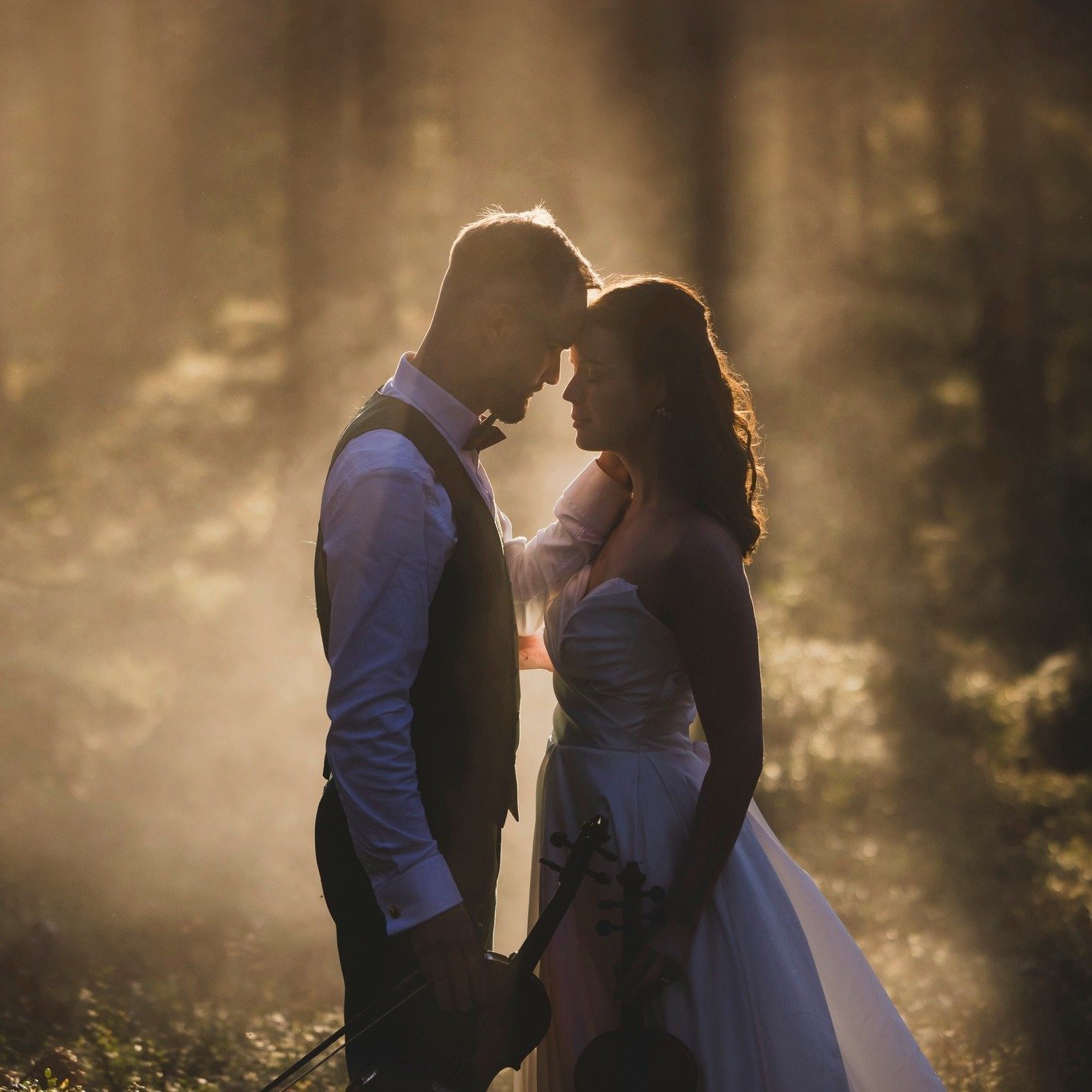 S&otilde;brad, h&auml;&auml;letus on t&auml;ies hoos, valitakse parimaid tegijad!! Kui tahad mulle hoogu anda, siis:

1️⃣ Mine pulmad.ee lehele, link bios.
2️⃣ M&auml;rgi fotograafide kategoorias &quot;Valdur Rosenvald&quot; 
3️⃣ Vajuta h&auml;&auml;