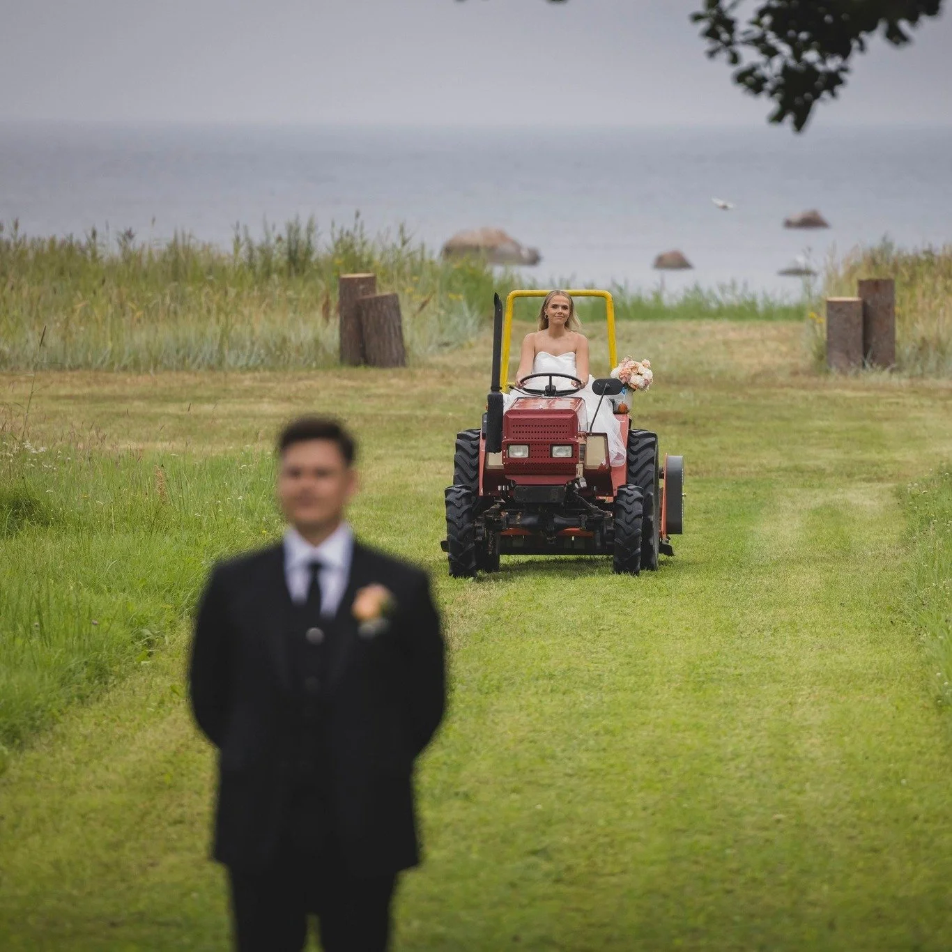 Noniii, &quot;k&otilde;ige &auml;gedamad pruutpaari kohtumised&quot; said uue kandidaadi 🤩 Jakob toimetab p&otilde;llumajanduses, aga pruut Liis juba alla ei j&auml;&auml; 🚜🤣

#rosenvaldphotography #weddinginspiration #weddingstory #realweddings #