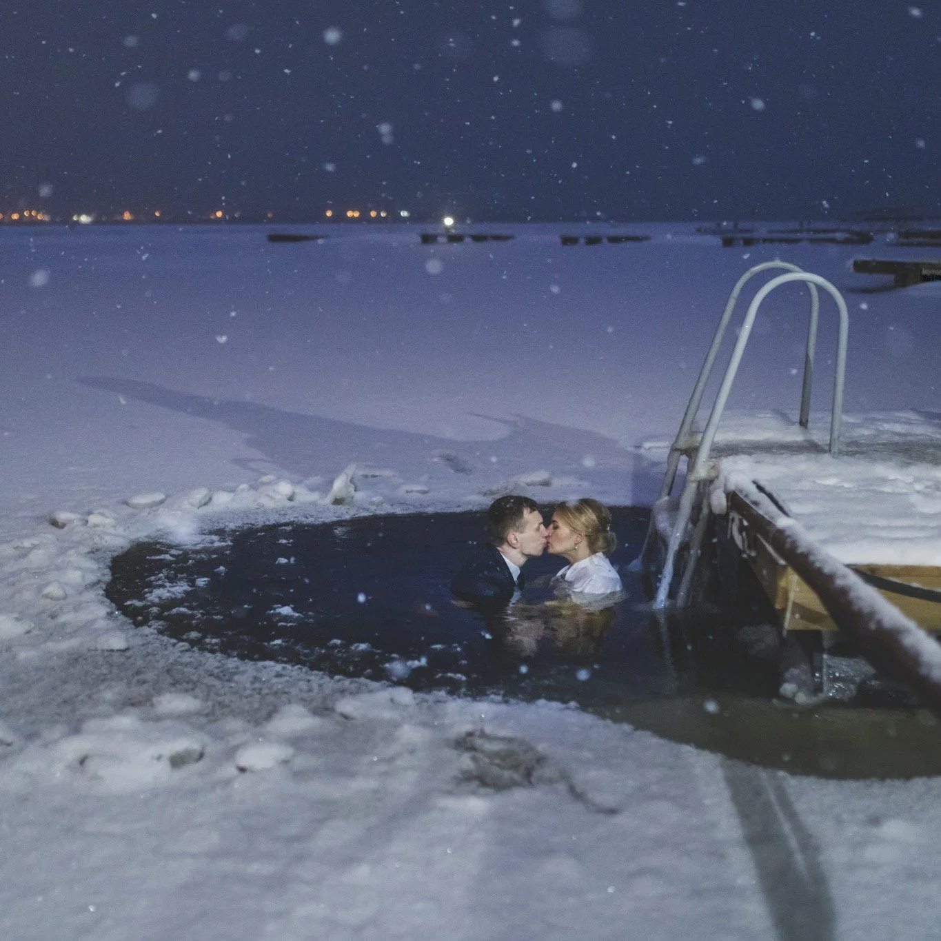 Hehee, talvepulmade aeg on k&auml;es ❄️ Brace yourself 😎

Ainult et... kus see lumi on? 🥶

#talvepulmad #rosenvaldphotography #weddinginspiration #weddingstory #realweddings #europeweddingphotographer #canon_photos #weddingstyle #fearlessphotograph