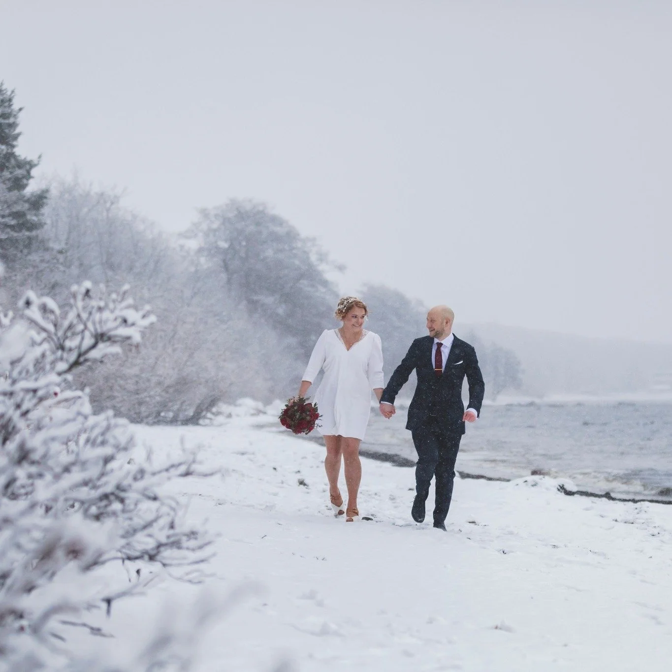 Sul on maani kleit, eks? 🥶
..,Aga tegelikult on talvepulmad suurep&auml;rased, sest armastus annab sooja. ❤️

Ma ise panen lihtsalt paksu jope selga 🤣

#rosenvaldphotography #weddinginspiration #weddingstory #realweddings #europeweddingphotographer