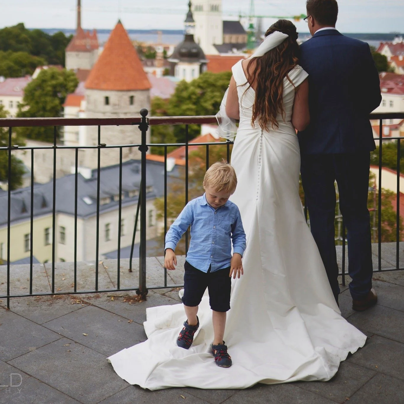 "Lapsed on tseremoonia ajal seal ju ikka?"
- "Jah"
"Ja fotosessiooni ajal?"
- "Jah"

🤣