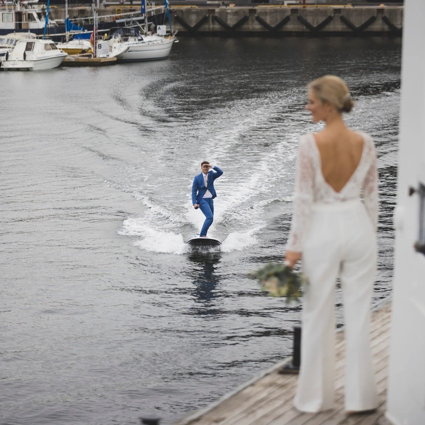 Ma olen haige. 
Pea valutab ja &uuml;limalt uimane on olla. 😵

Aga samal ajal toimub see, mida n&auml;ete - peigmees Andres tuleb oma pruudi juurde kohale elektrilise surfilauaga oma pruudi juurde. 

Lihtsalt eepiline. 

Proovin keskenduda ja jookse