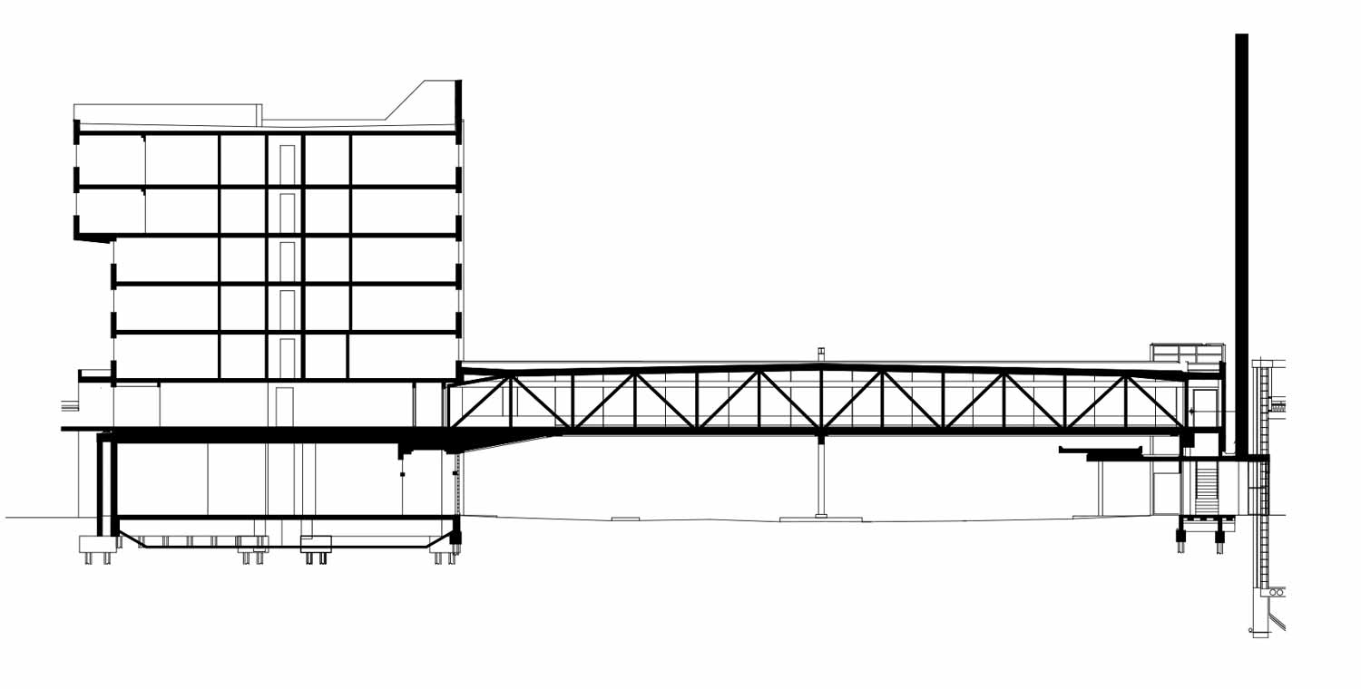 ….An enclosed pedestrian bridge linked the hotel directly with the airport. Its construction was integrated into the hotel’s canopy in such a way that future removal of the bridge would not compromise the canopy structure. ..Une passerelle piétonnière fermée relie l’hôtel à l’aéroport. Sa construction a été intégrée à l’auvent de l’hôtel de façon telle qu’une future démolition de la passerelle ne nuise en aucun lieu à l’intégrité structurale de l’auvent. ….