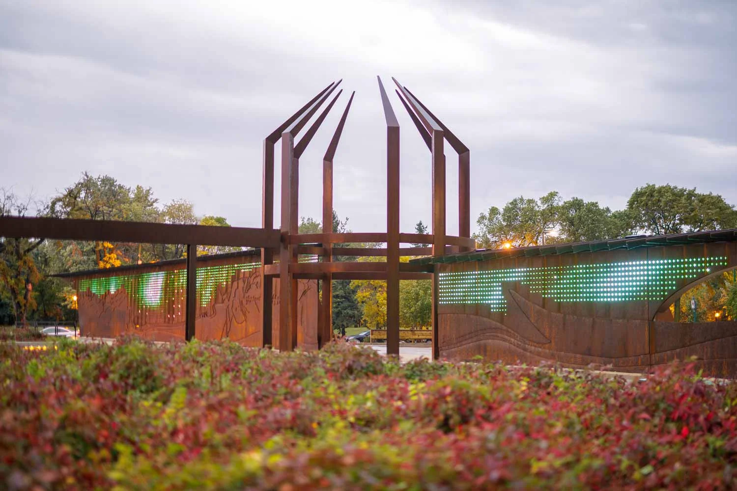 ….Corten steel mimics the stone bastions that formed the four corners of an early version of the fort. This metaphorical bastion, when clad in stone, will form a dramatic entry from Upper Fort Garry Provincial Park into the Interpretive Centre. ..L’acier corten imite les bastions en pierre qui formaient les quatre coins du fort, dans une de ses premières versions. Ce bastion métaphorique, lorsque recouvert de pierre, formera un passage dramatique reliant Upper Fort Garry au centre d’interprétation. ….