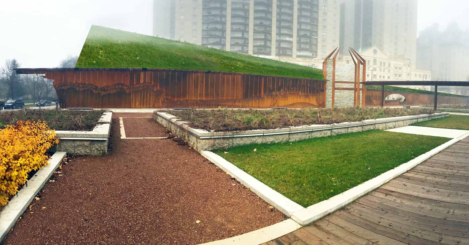 ….This rendering shows the green roof of the proposed Interpretive Centre, as seen from the park. ..Ce rendu présente le toit vert du centre d’interprétation proposé, tel qu’il serait vu à partir du parc. ….