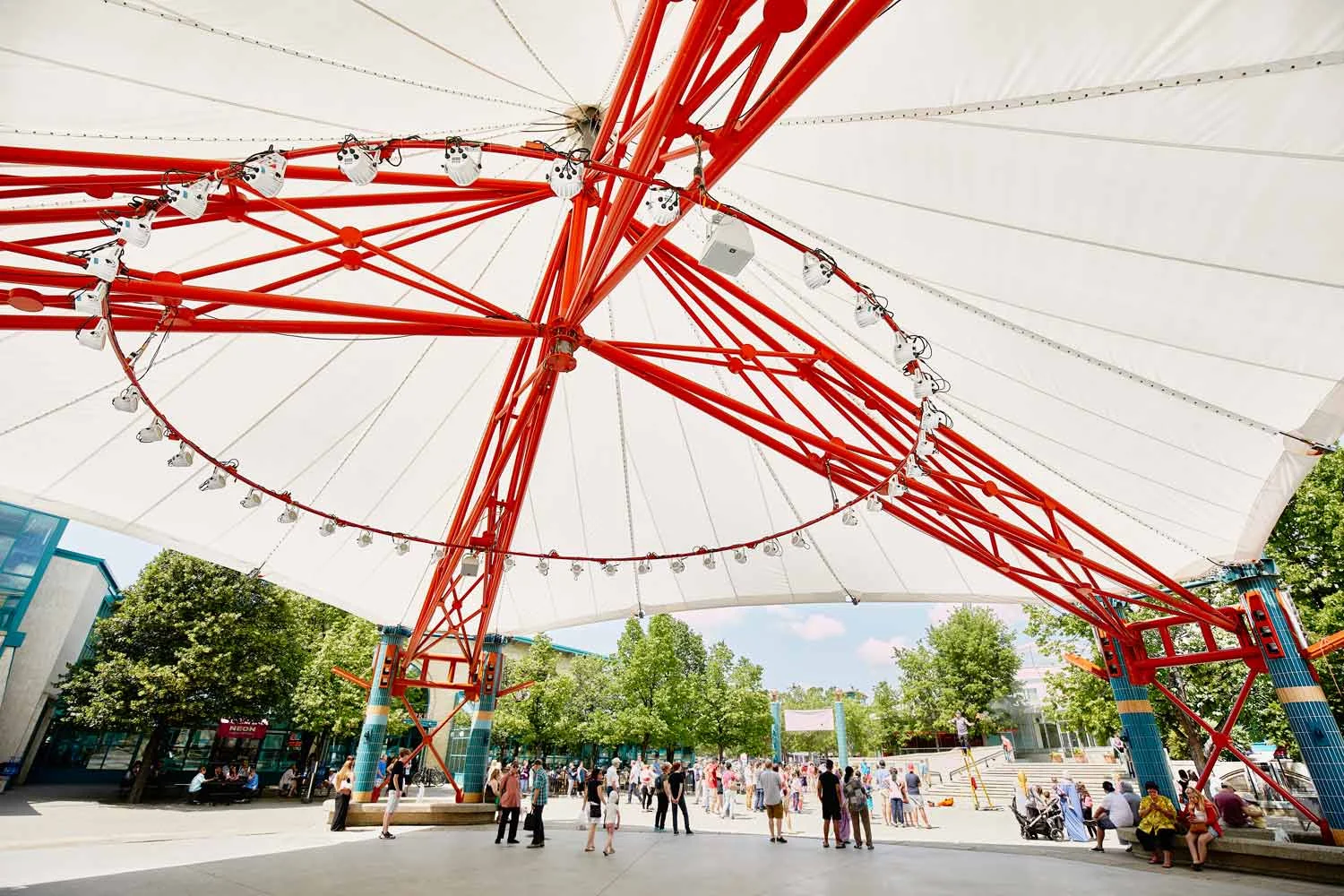 ….A tensile structure spans 20 meters at the centre of The Forks Plaza. It shelters a skating rink in winter and supports musical and performance events in summer. Sound and light systems are built to professional theatre standards. ..Une structure tendue surplombe une surface de 20 mètres au centre de l’esplanade de La Fourche. Elle recouvre une patinoire l’hiver et une scène pour les performances musicales et théâtrales l’été. Des systèmes professionnels d’éclairage et de son y sont intégrés. ….