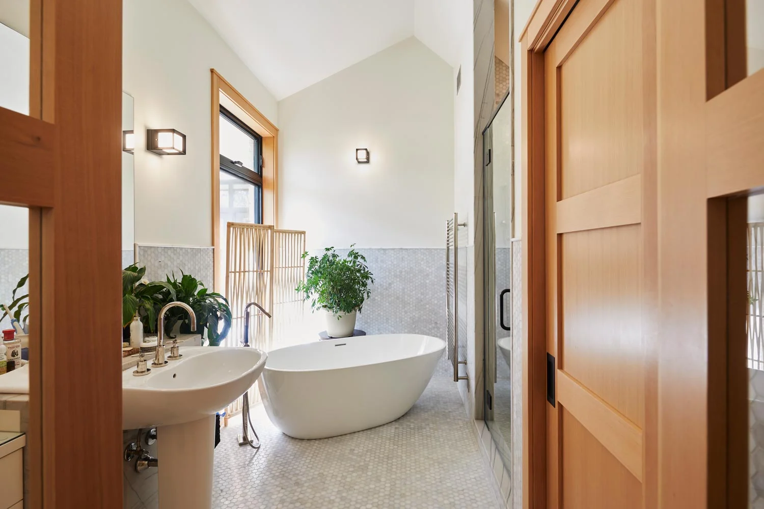 ….A water-heat-recovery system captures heat from waste water and pre-warms the water entering the house. A filtration system removes contaminants. ..Un système de récupération de chaleur des eaux réchauffe l’eau qui entre dans la maison. Un système de filtration d’eau en élimine les impuretés. ….