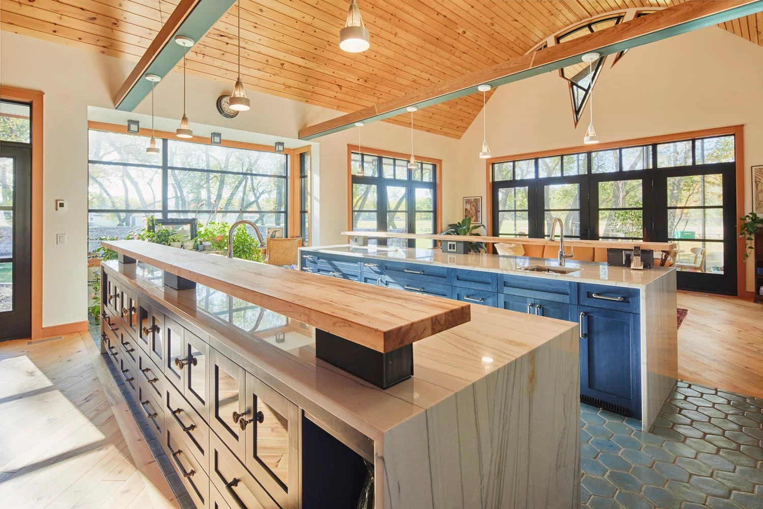 ….An open kitchen and garden window lie at the centre of the great hall. ..Une cuisine ouverte et une fenêtre donnant sur le jardin sont au centre de la salle principale. ….