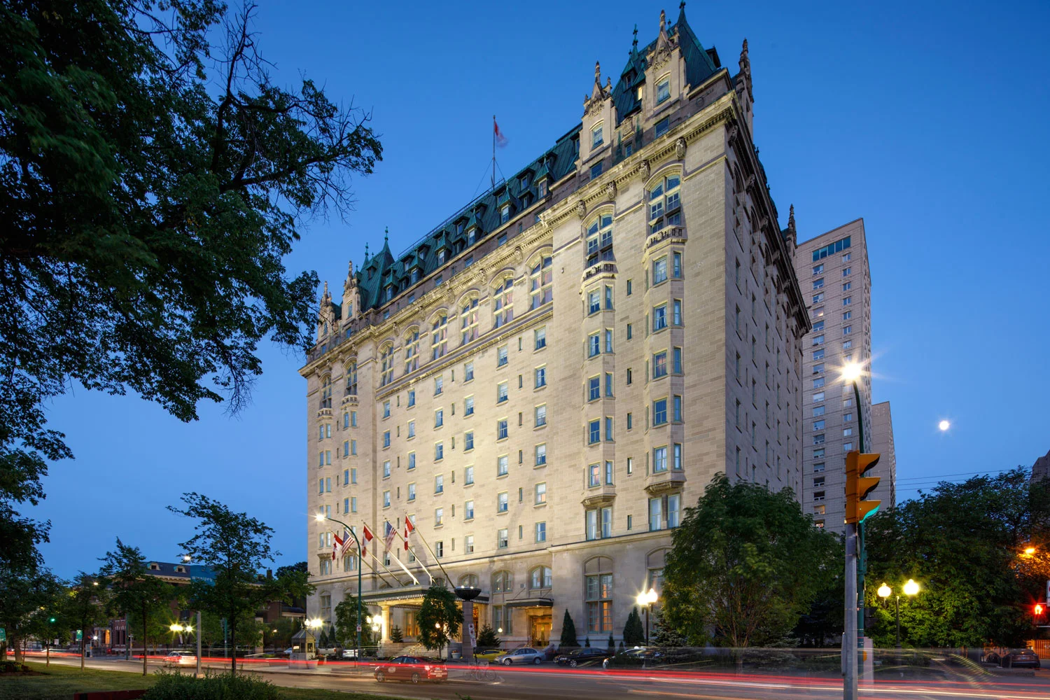 ….Restored and enhanced, the historic hotel is a distinguished venue for weddings, conferences and discerning guests. ..Restauré et amélioré, l’hôtel historique est un endroit sophistiqué pour accueillir les mariages, colloques, et clients distingués. ….