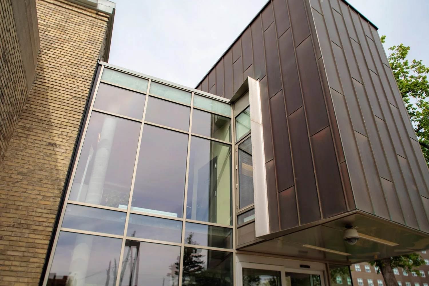….The glass at the entry allows staff to view clients entering and leaving the building. ..L’entrée vitrée permet aux employés de voir les clients entrer et sortir de l’établissement. ….