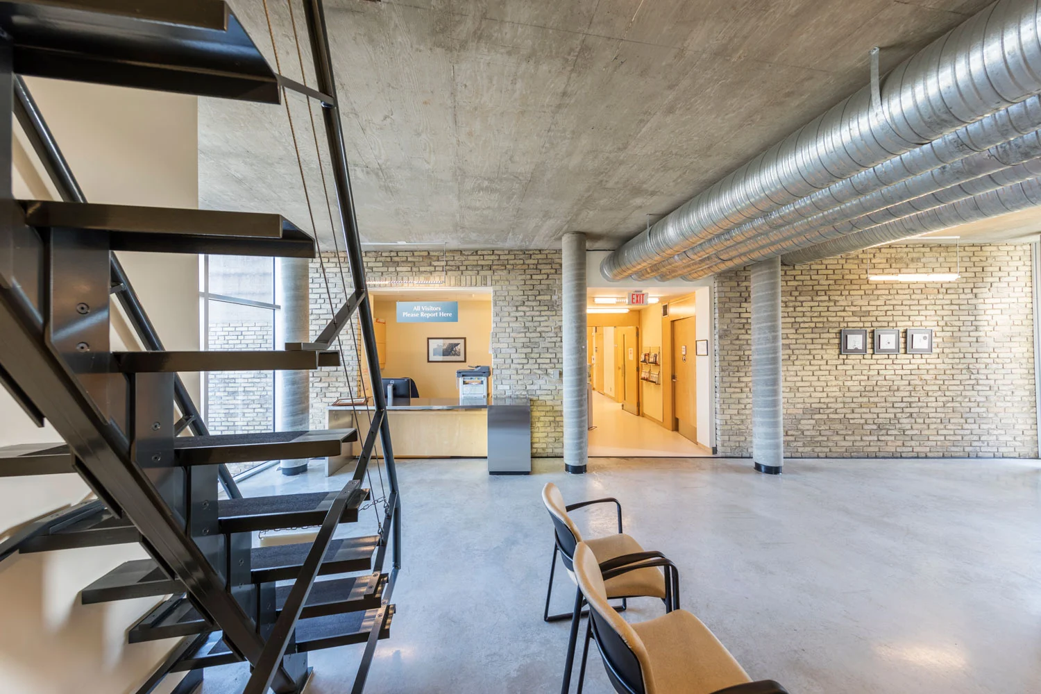 ….A simple palette of aluminum, steel, glass and copper was chosen to reflect the restrained use of materials in the original building design. ..Une palette simple d’aluminium, acier, verre et cuivre fut choisie afin de refléter la sobriété des matériaux du bâtiment d’origine. ….