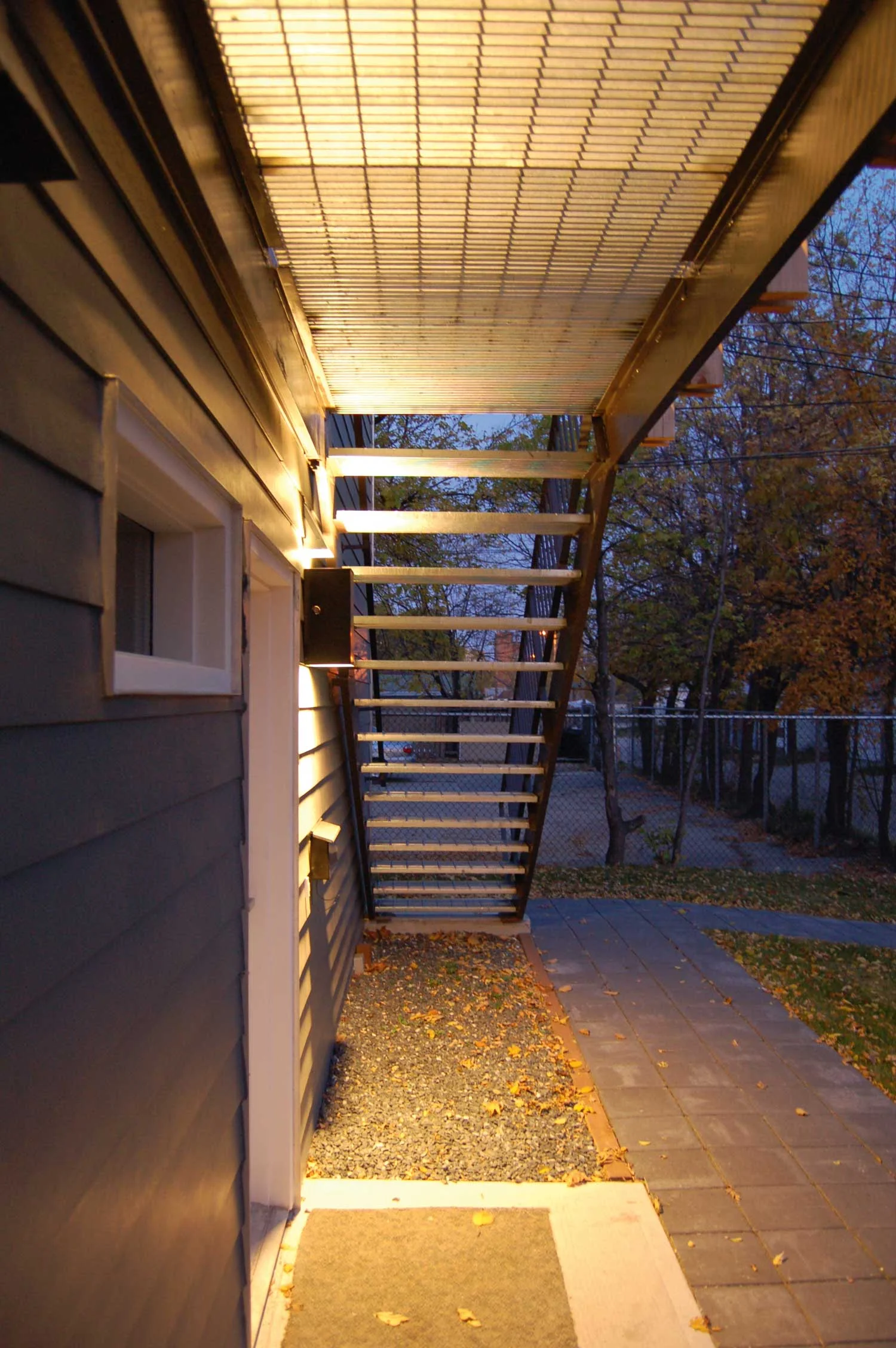 ….Second-floor decks hang from the roof structure so that entries below are free of obstructions and open to view. ..Les terrasses du deuxième étage sont suspendues à partir de la structure du toit, afin de libérer les entrées au-dessous. ….