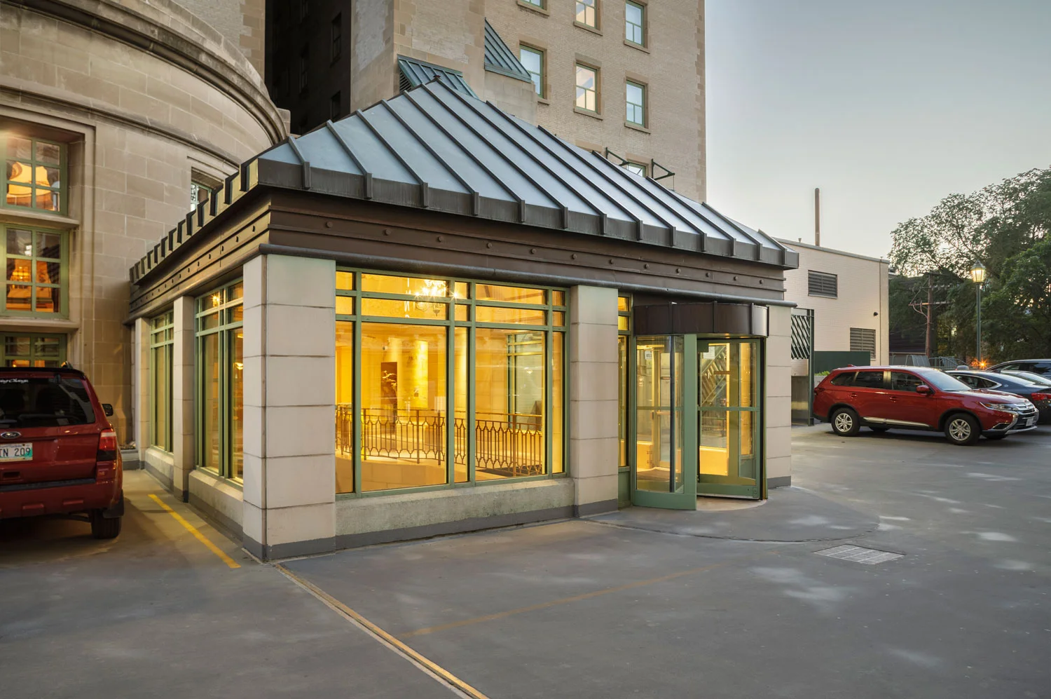 ….An entirely new entry was designed at the rear of the hotel to offer access to the adjacent parking structure. ..Une toute nouvelle entrée fut ajoutée à l’arrière de l’hôtel, afin d’offrir un accès au stationnement étagé adjacent. ….