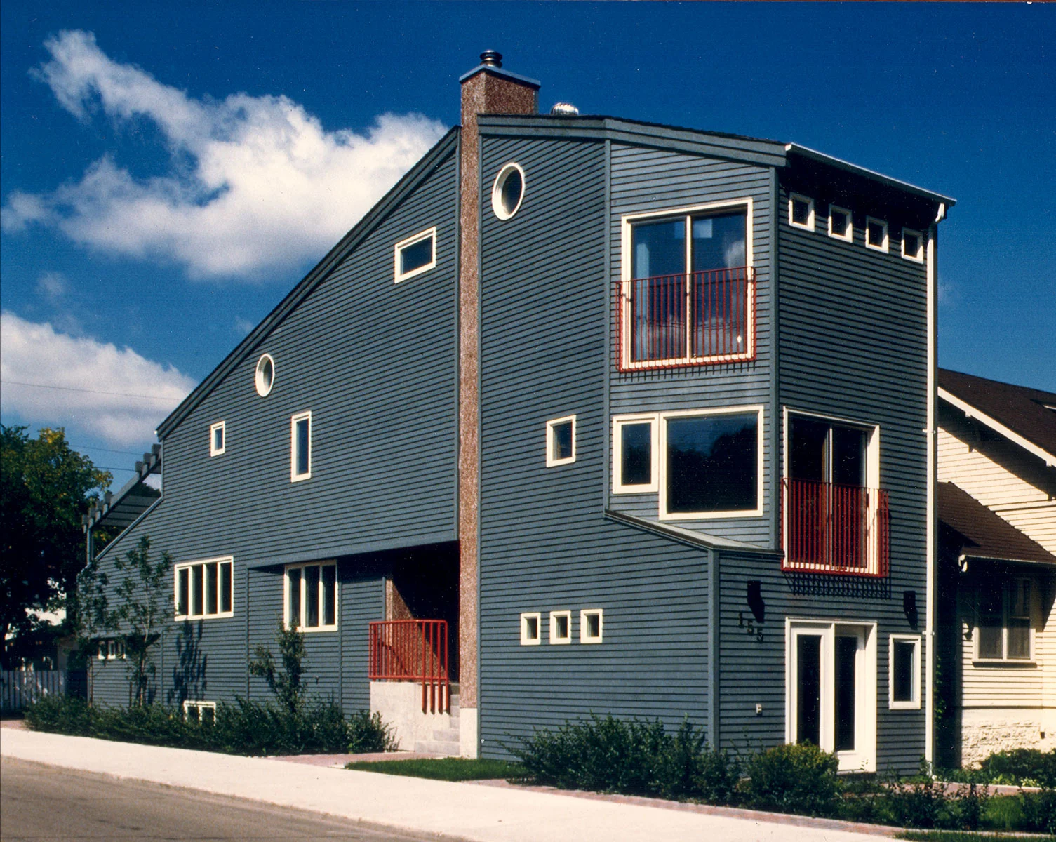 ….Built on a 24-foot-wide property, with a required seven-foot side yard on the south side and a three-foot side yard on the north, the house has a slender profile of 14 feet. ..Construite sur un terrain d’une largeur de 24 pieds, avec comme contrainte d’inclure une cour d’une largeur de sept pieds du côté sud et une autre d’une largeur de trois pieds du côté nord, la maison possède un profil élancé de 14 pieds. ….