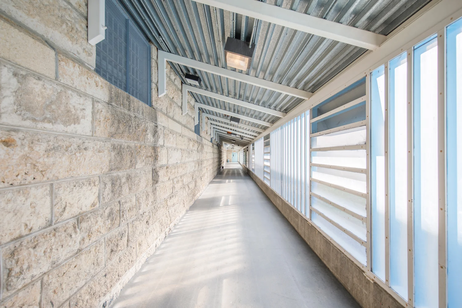 ….This passageway reflects the patterns of the historic buildings while providing pleasant, secure circulation. ..Ce corridor reflète les motifs des bâtiments historiques, tout en permettant une circulation agréable et sécuritaire. ….