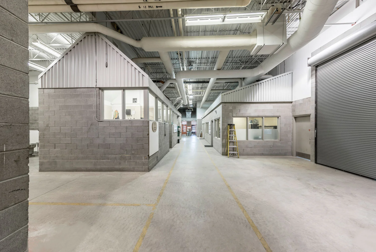 ….Roofs of interior buildings are set at a 45-degree angle to prevent potential hiding areas and increase security. ..Les toits des bâtiments intérieurs sont placés à un angle de 45 degrés, afin d'éviter les zones potentielles de dissimulation tout en accroissant la sécurité. ….