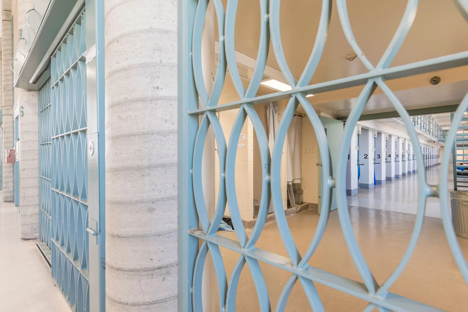 ….Corrections Canada employs strict rules for cell grille design and construction. These custom-designed grilles meet safety requirements, yet contain delightful patterns not usually applied in prison grilles. This design has become a standard model used in other Canadian penitentiaries. ..Le Service correctionnel du Canada a recours à des règles strictes pour la conception et la construction des grilles des cellules. Ces grilles sur mesure répondent aux exigences de sécurité, mais présentent des motifs attrayants et inhabituels dans les grilles de prison. Cette approche de conception a engendré un nouveau modèle standard maintenant utilisé dans d'autres pénitenciers canadiens. ….