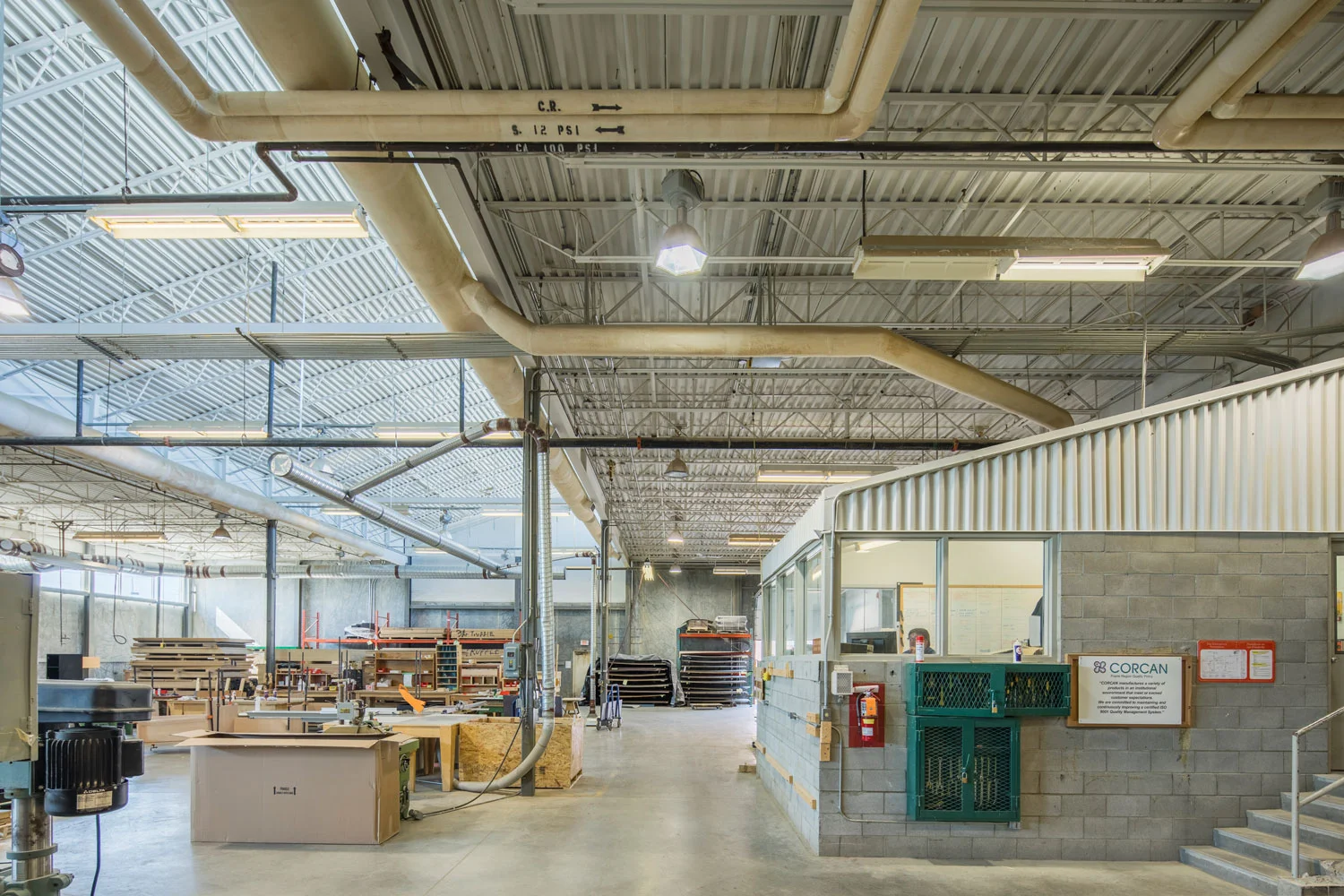 ….Interior of the industrial training and production building. ..Intérieur du centre de formation et de production industrielle. ….