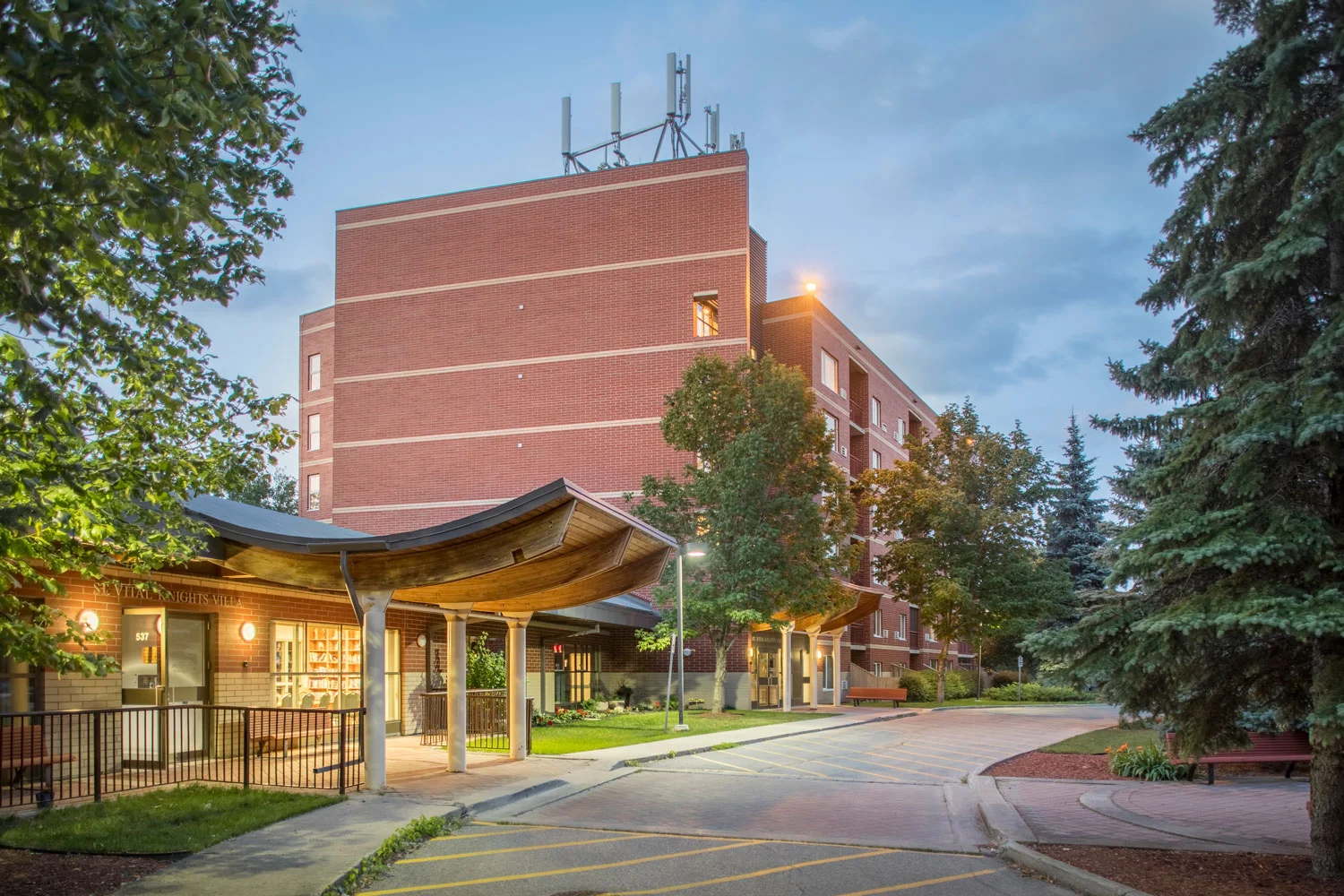 ….The road, sidewalks and landscaping were regraded and expanded to allow seamless access to the buildings. ..La route, les trottoirs et l'aménagement paysager ont été réaménagés et agrandis pour permettre un accès sans interruption aux bâtiments. ….