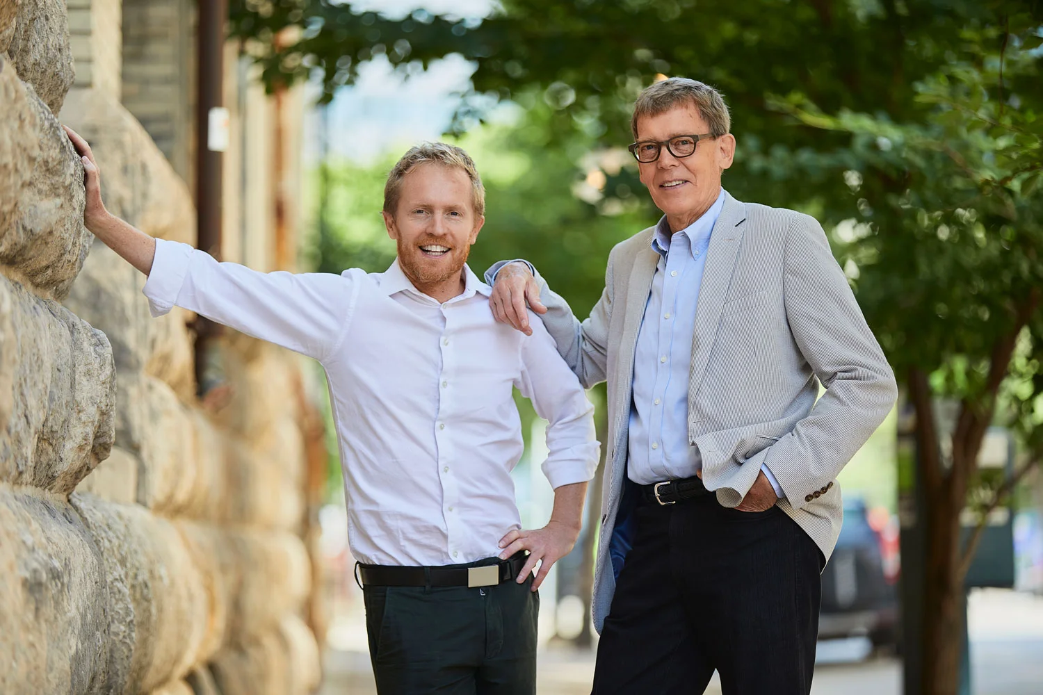 ….Daniel Cohlmeyer, Director, with Stephen Cohlmeyer, Principal. ..Daniel Cohlmeyer, directeur, avec Stephen Cohlmeyer, architecte principal. ….