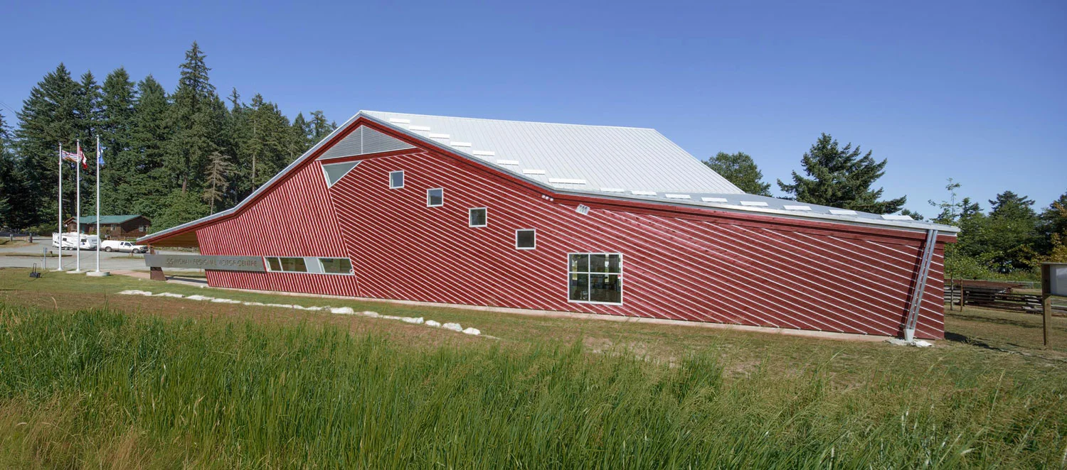 ….The building is constructed with locally harvested cedar, reflecting the tradition of batten siding seen on local barns. However, the battens are reversed and lined with galvalume flashing to reduce rainwater intrusion and to create a strong architectural statement. ..Le bâtiment est construit avec du cèdre de provenance locale, rappelant les revêtements traditionnels en lattes que l’on retrouve sur les granges des environs. Toutefois, les lattes sont inversées et protégées par des solins en Galvalume, réduisant ainsi l’infiltration d’eau de pluie, tout en créant un geste architectural marquant. ….