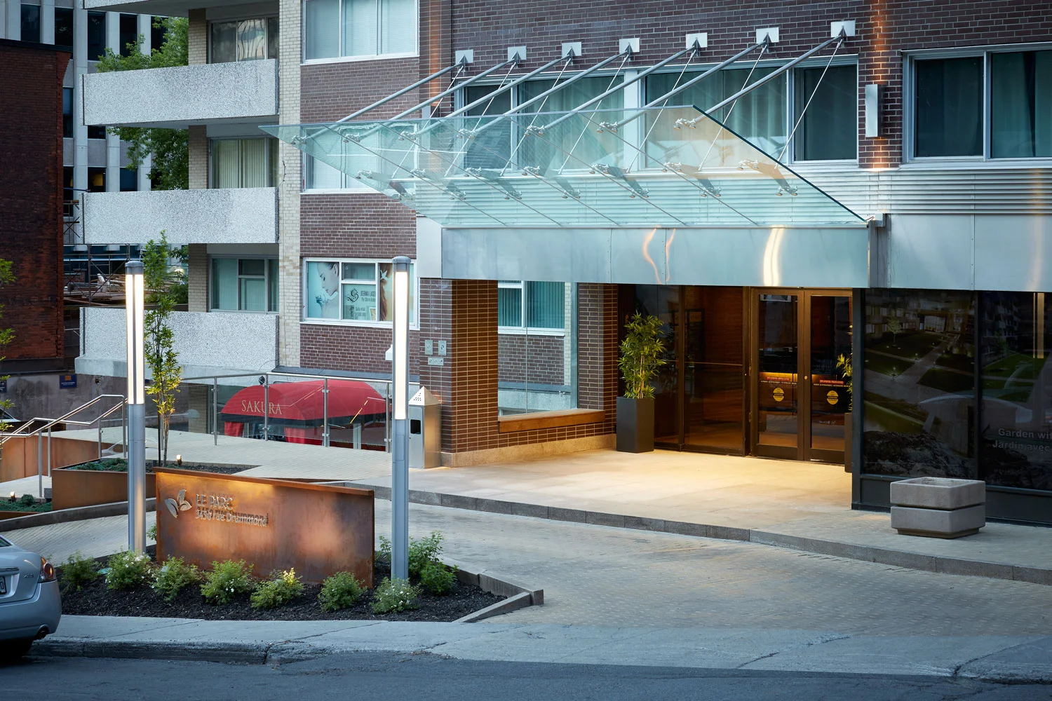 ….The front wall of the entry was relocated to create a more generous landing. A glass canopy was installed to define the entry point supported by carefully selected lighting and signage. ..La paroi avant de l'entrée a été déplacée afin de créer un palier plus spacieux. Une marquise en verre fut installée dans le but de définir le point d'entrée, lequel est soutenu par un éclairage et une signalisation soigneusement sélectionnés. ….