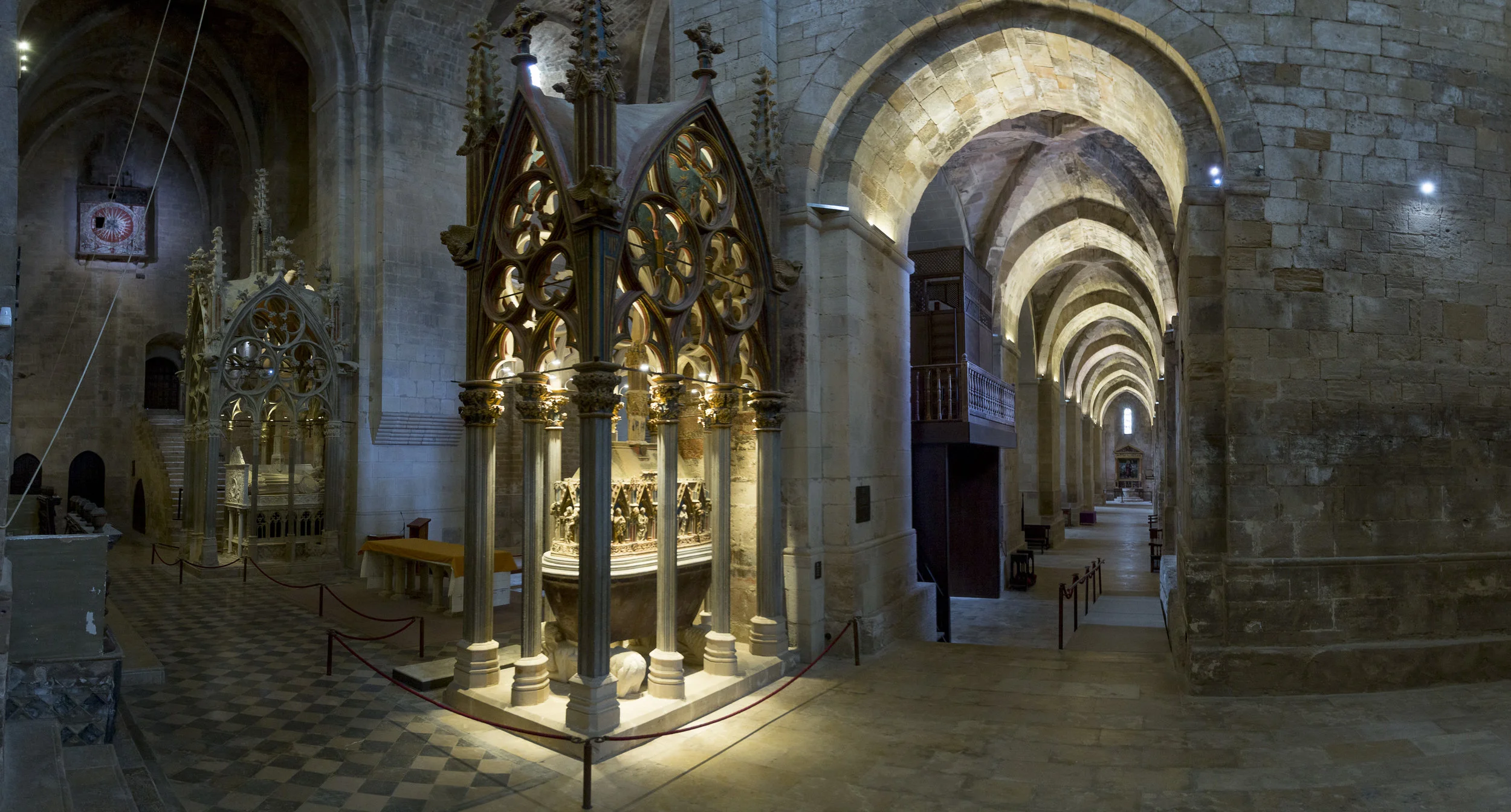 Interior de l’església del Monestir de Santes Creus on hi ha la Tomba de Pere el Gran, comte de Barcelona, rei d'Aragó, rei de València i de Sicília.