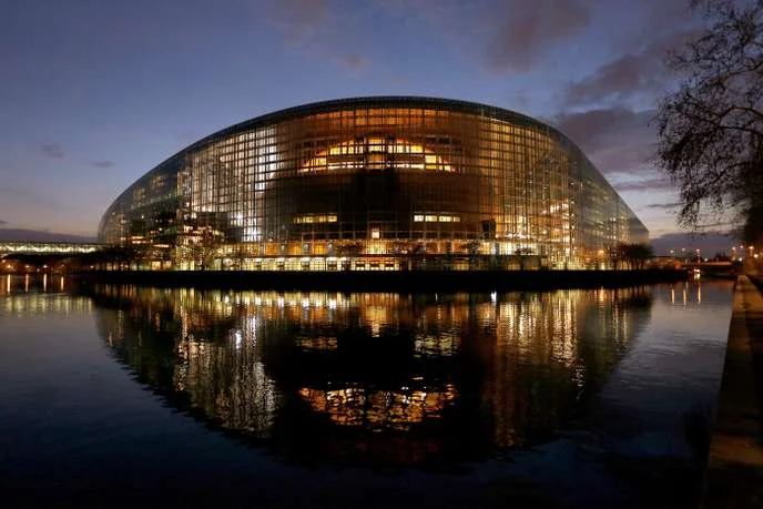 « L’Europe a les moyens de faire avancer la justice fiscale, utilisons-les ! Après des années de silence, même l’OCDE a admis la nécessité de réformer la fiscalité des entreprises » (Photo : le Parlement européen, à Strasbourg, le 26 mars). Vincent Kessler / REUTERS