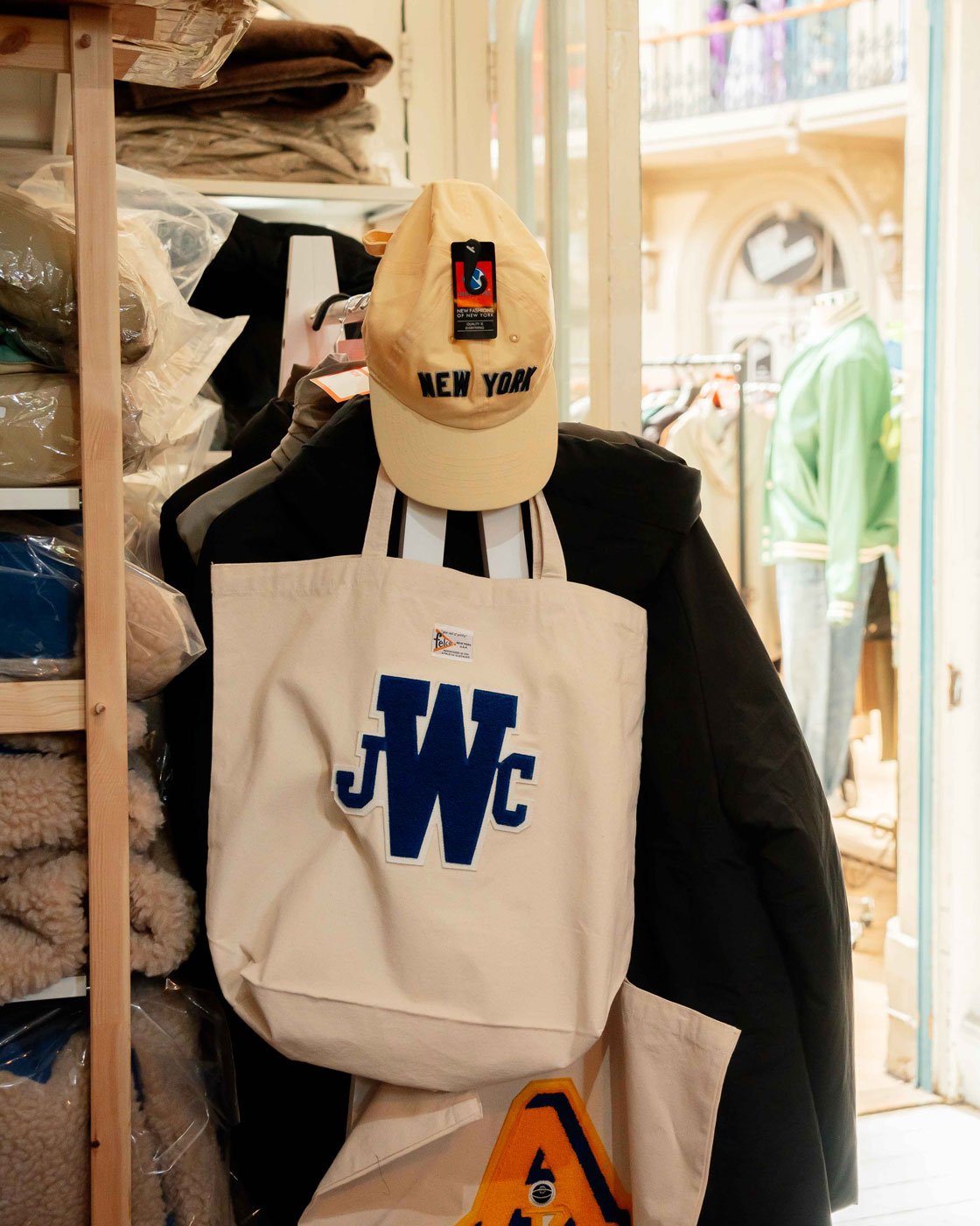 Specialising in casual classics, heritage brands and Americana, @allbluesco is a menswear store with an uncompromising focus on quality and craftsmanship.

💙 Opening in 2016, it was the very first store to introduce high-profile South Korean brands 