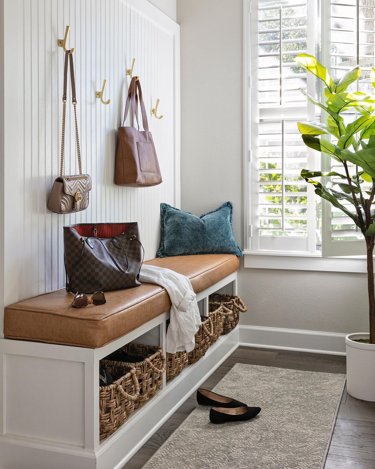 ✨DROP ZONE✨ Every house needs one and we jazzed up this basic builder room with the Bee Studios touch. We added a durable faux leather cushion, hooks for bags and leashes, baskets for shoes, and a runner to soften the space. Swipe to see the before! 